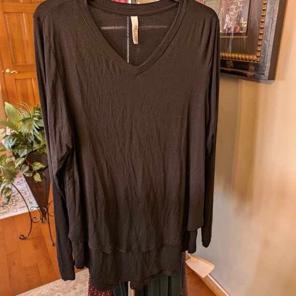 Latched Mama Long Sleeve V-Neck Tee (Large) - Picture 1 of 2